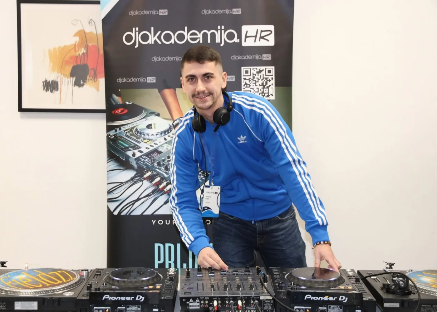 DJ Glanz behind the decks